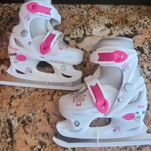 Little girl's adjustable ice skates
